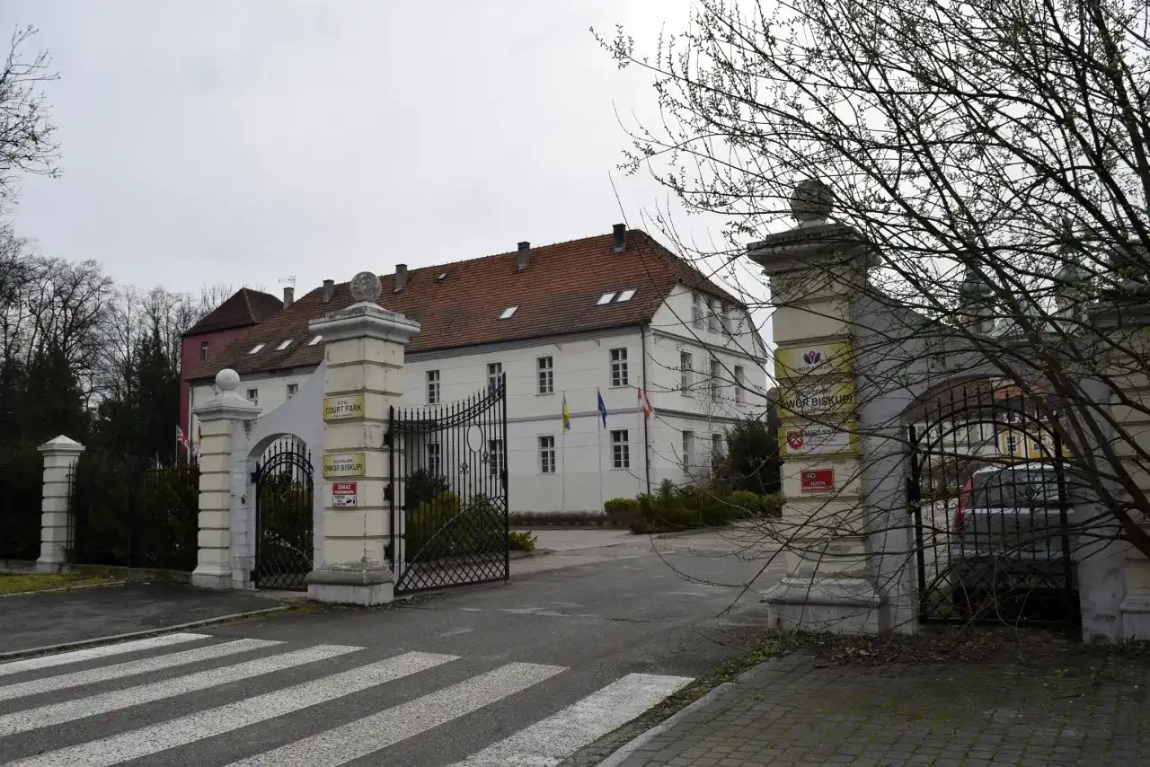 Dom Opieki Dwór Biskupi Nysa: Innowacje, Historia, Komfort i Finansowanie