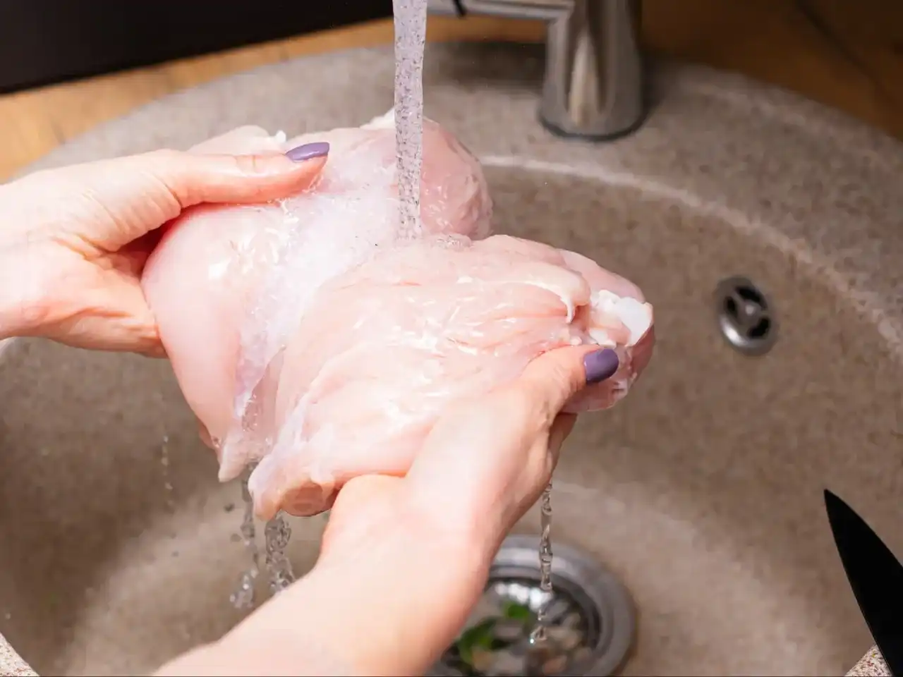 Mycie kurczaka przed pieczeniem - Dlaczego to błąd?