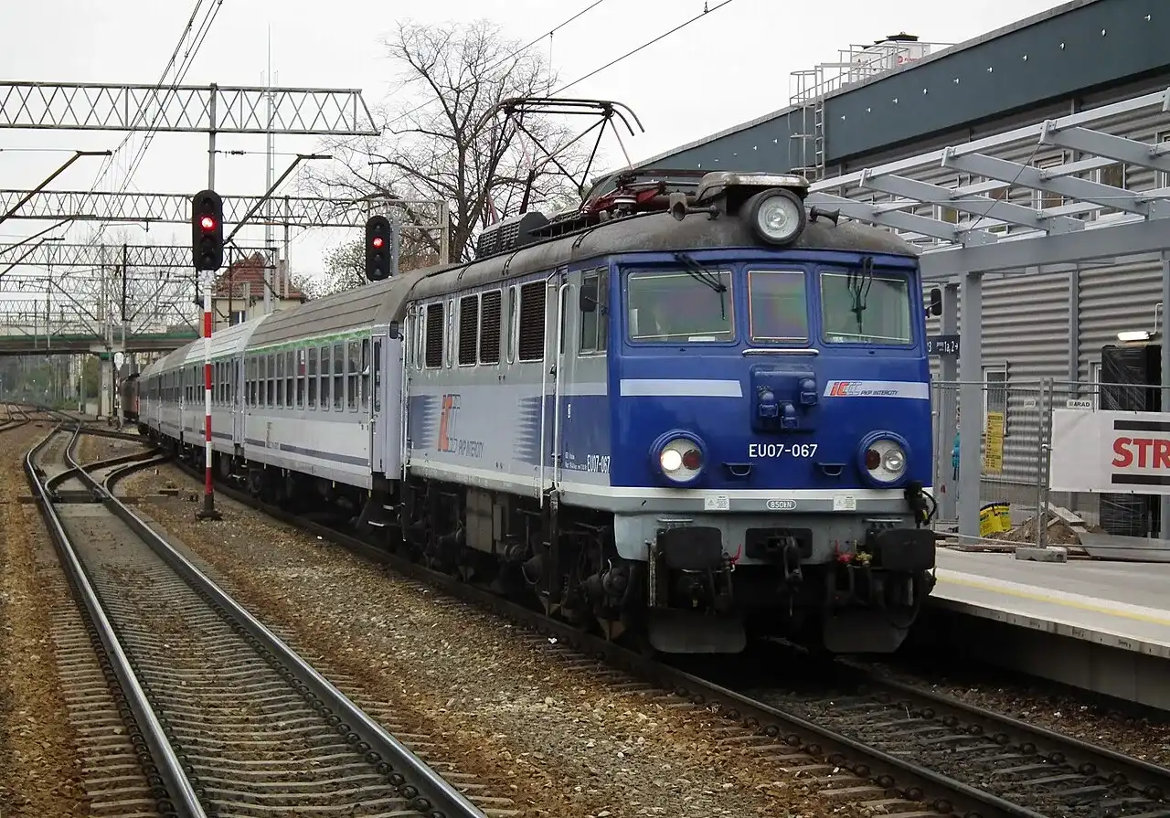 Co to TLK? Wyjaśniamy różnice i standard pociągów PKP