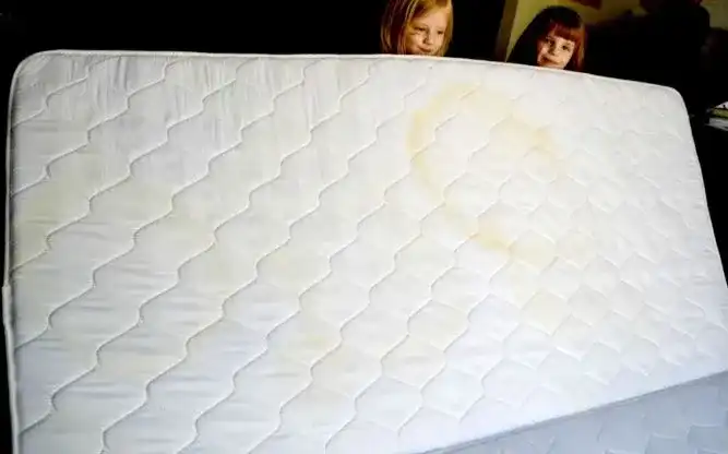 Skuteczne sposoby na usunięcie plam z moczu na materacu bez wysiłku