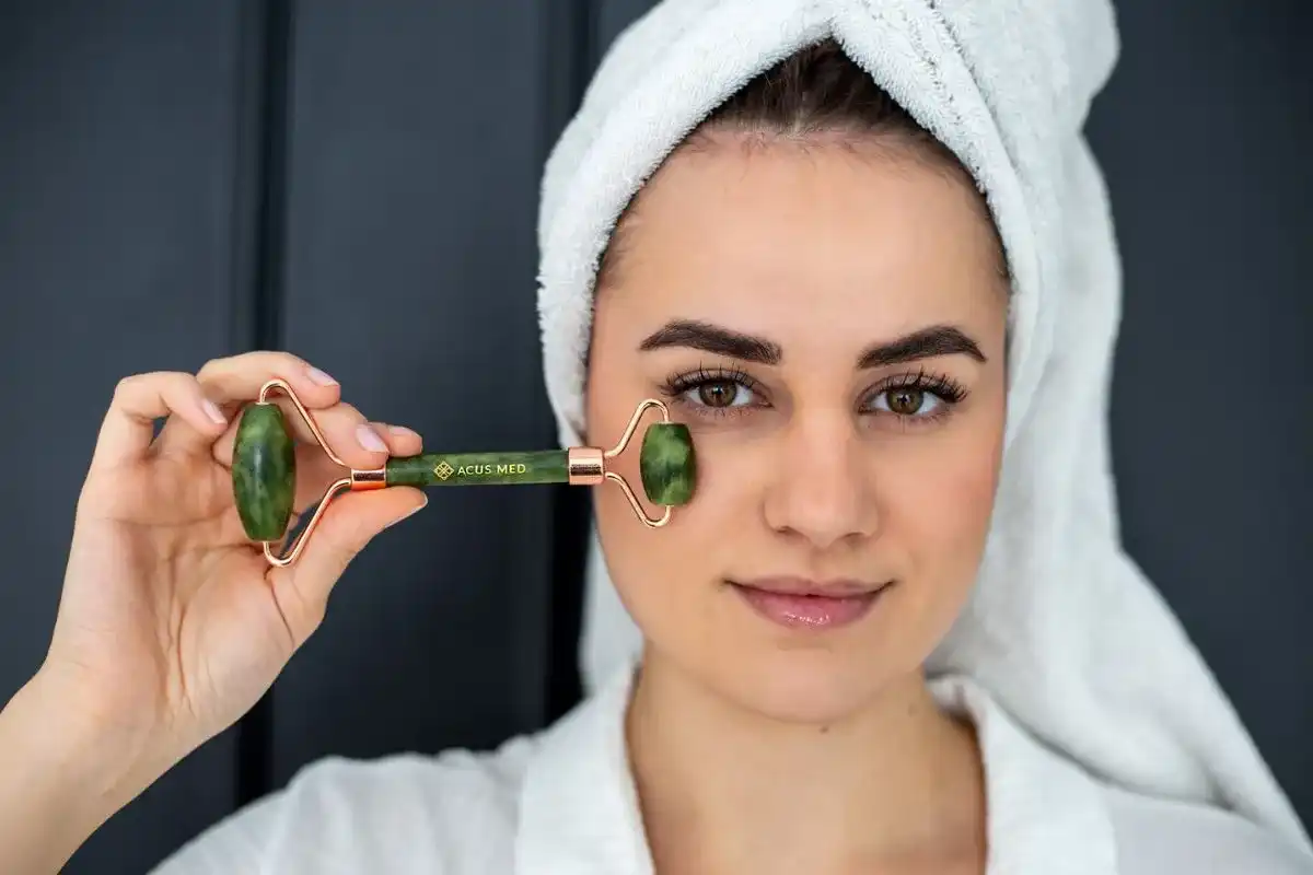 Sekrety masażu rollerem jadeitowym - Odkryj młodość skóry