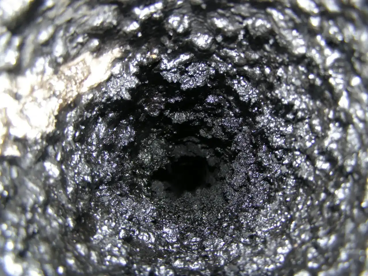 Jak usunąć smołę z komina? Skuteczne metody i zapobieganie