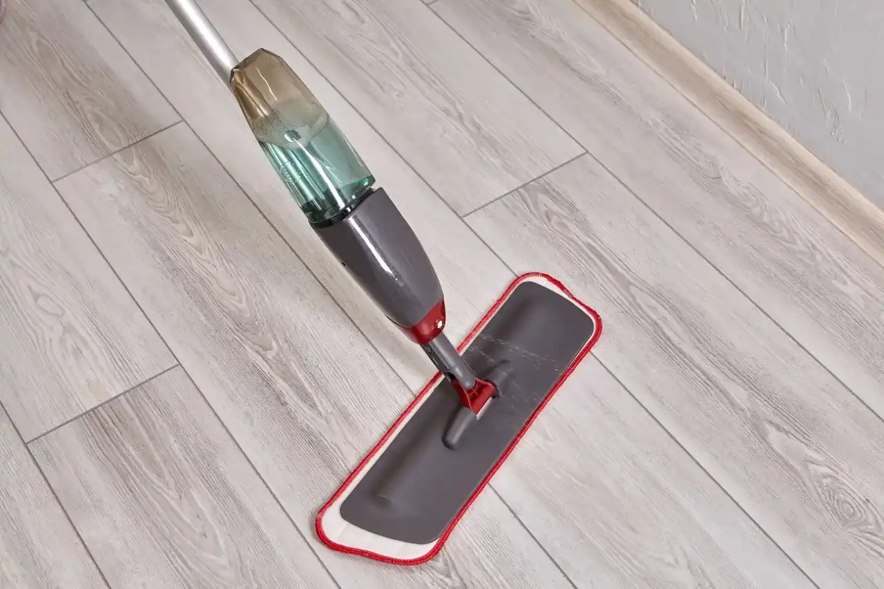 Mop ze spryskiwaczem Pepco: Jak używać? Myj bez smug!