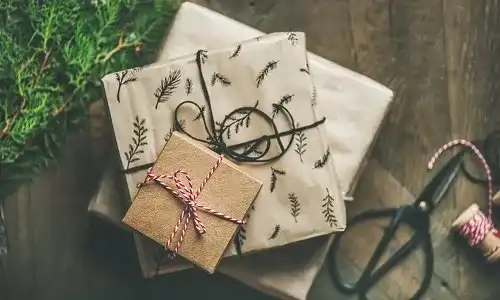 Jak zapakować prezent na chrzciny? Porady ekspertki i modne triki