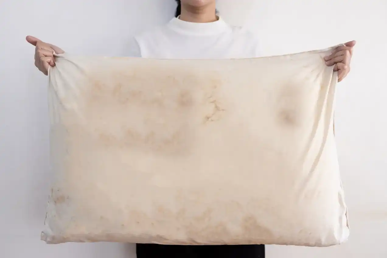 Gdzie wyrzucić stare kołdry i poduszki? Sprawdź legalne sposoby