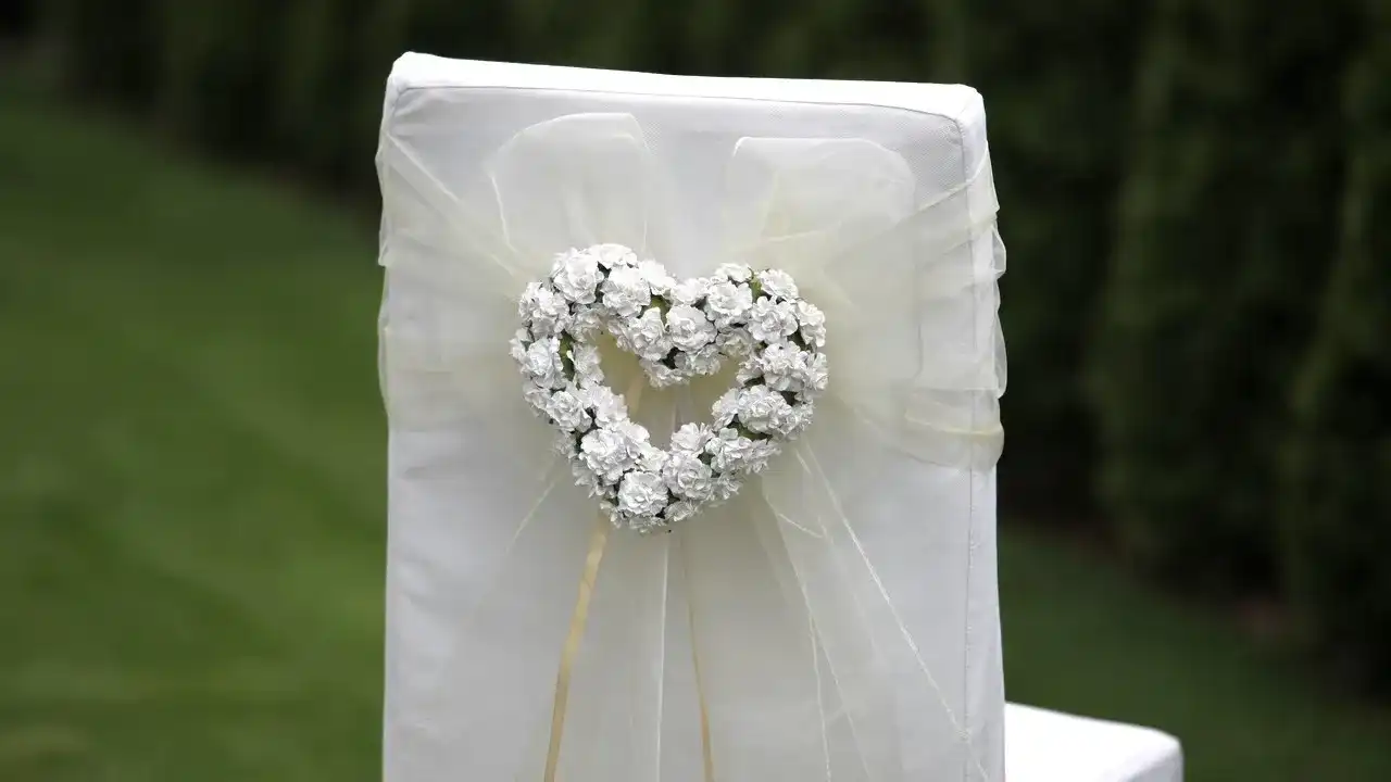 Jak ubrać krzesło komunijne: inspiracje i pomysły na dekoracje