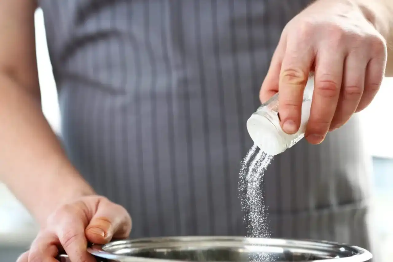Ile waży łyżka soli? Sprawdź dokładne przeliczniki (gramy)