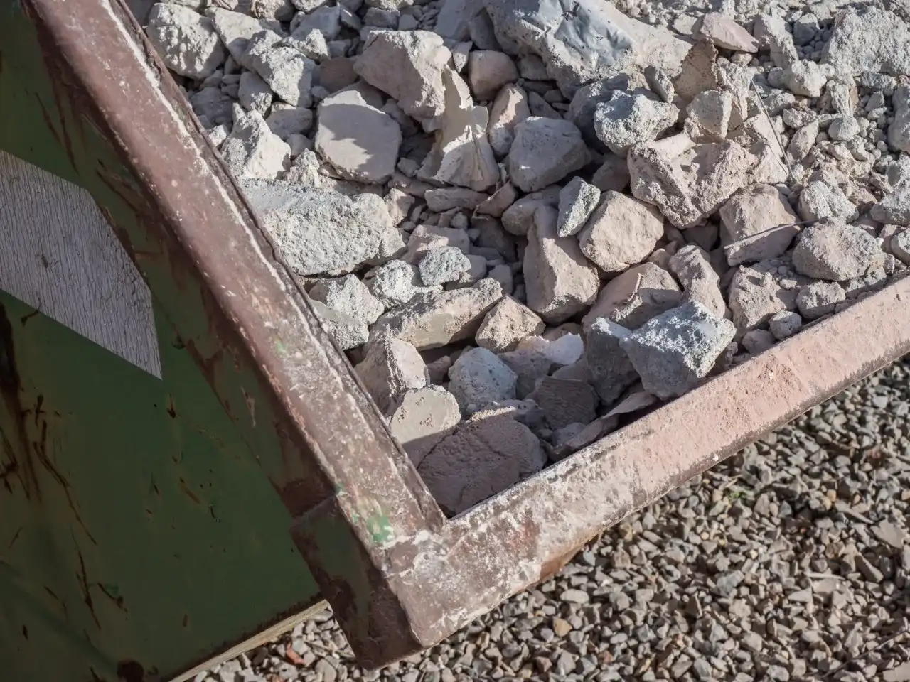 Recykling gruzu budowlanego: Jak uniknąć problemów z odpadami?