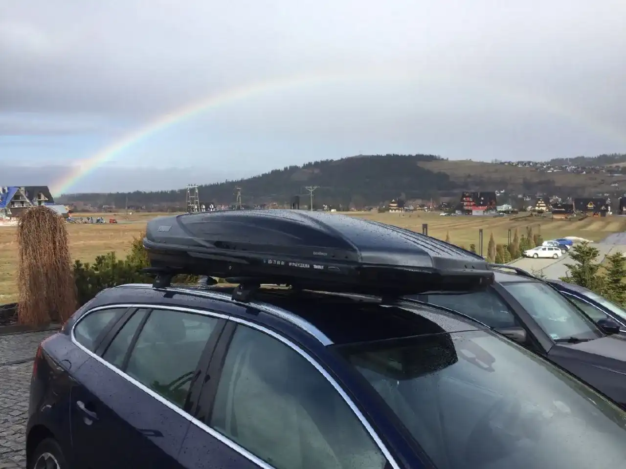 Montaż relingów dachowych: Poradnik DIY i koszty [2024]