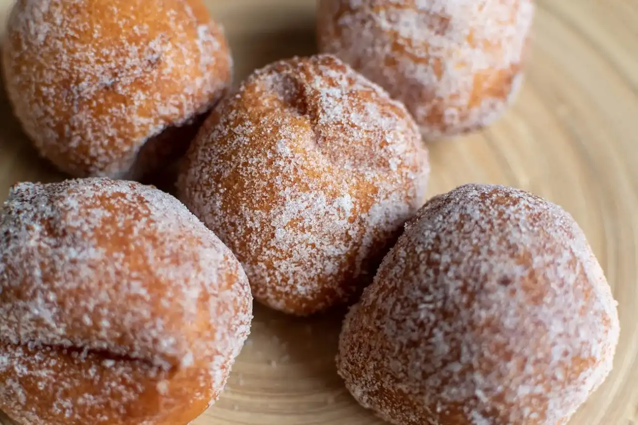 Pączki z batatów: przepis na puszyste, zdrowe i pyszne pączki