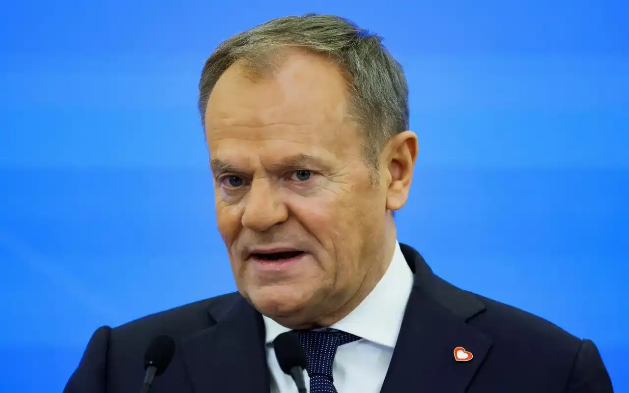 Donald Tusk: Działania, Sukcesy i Kontrowersje Analiza