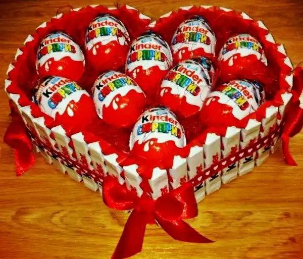 Jak zrobić tort ze słodyczy Kinder, który zachwyci każdego smakosza