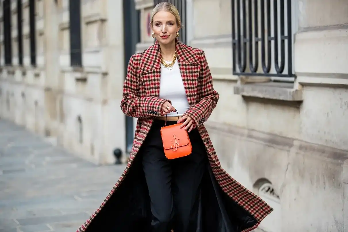 Płaszcz w kratę: Jak wybrać i stylizować idealny model?