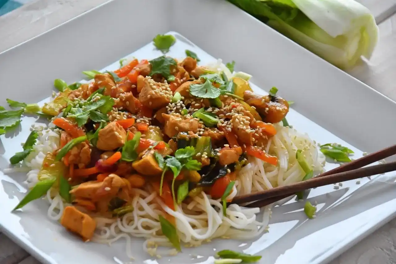 Makaron ryżowy z sosem sojowym: Szybki przepis na obiad w 20 minut