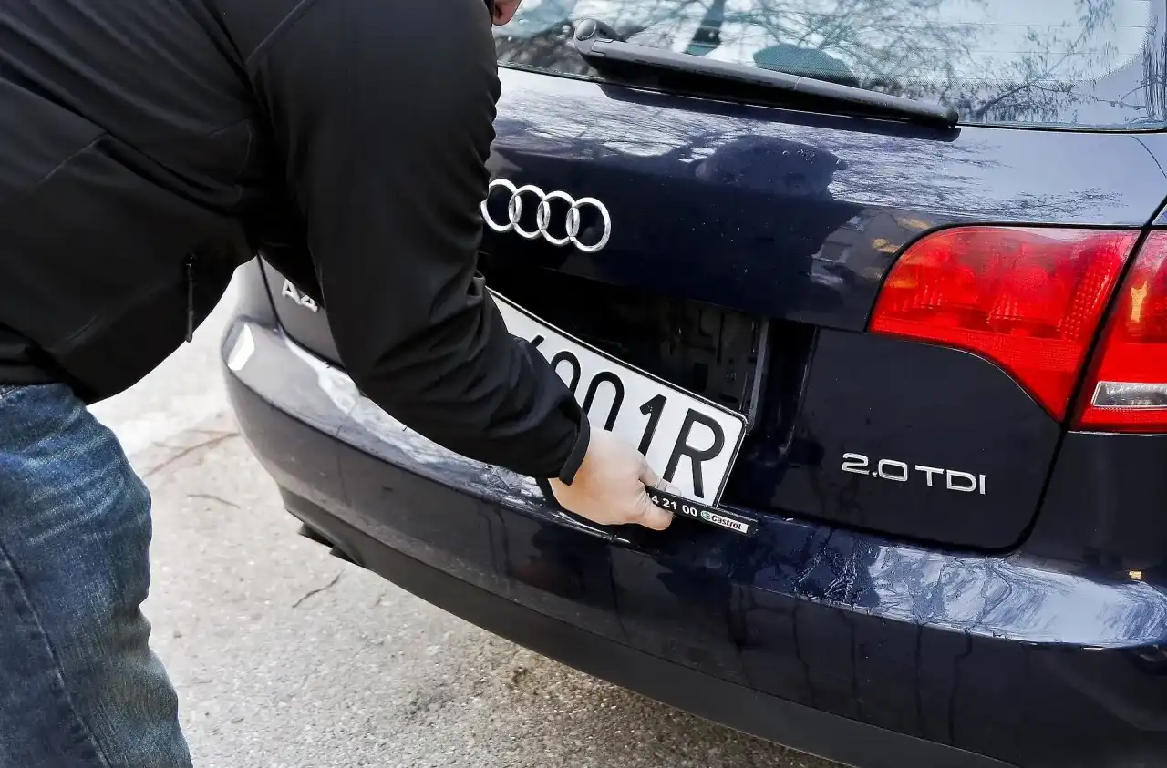 Zdejmij tablicę rejestracyjną sam! Bezpiecznie i bez rys