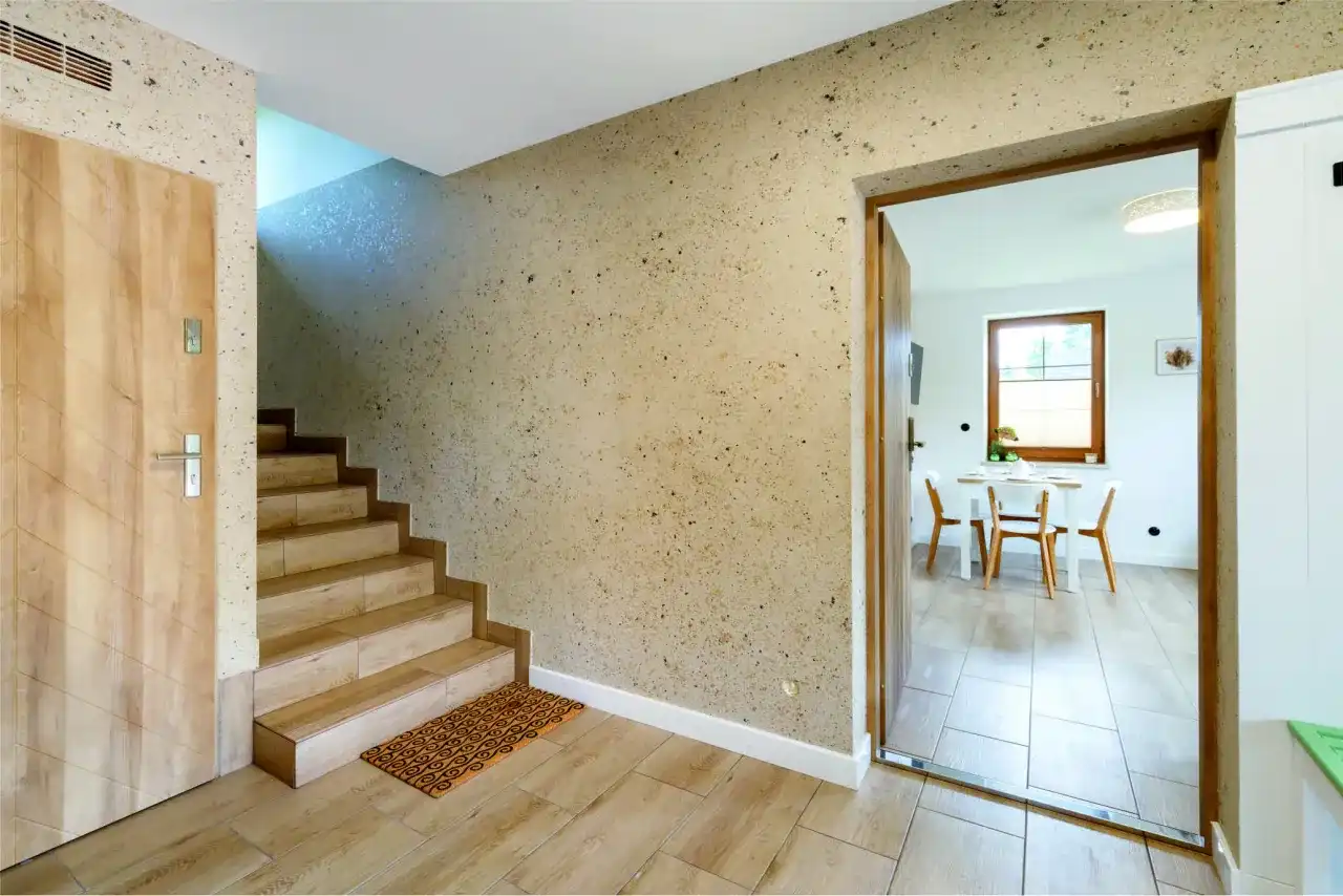 Tynk dekoracyjny na klatce schodowej: trwałość, styl i kosztorys