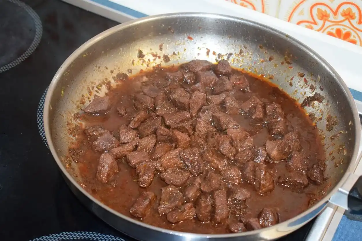 Twarde mięso w gulaszu? Naturalne sposoby na idealną wieprzowinę