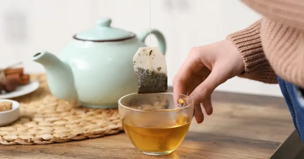 Gdzie wyrzucać torebki po herbacie? Sprawdź, jak segregować!