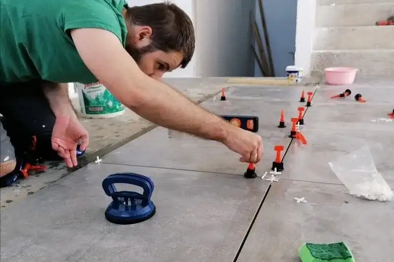 Jak położyć kafelki bez błędów - krok po kroku do idealnej podłogi