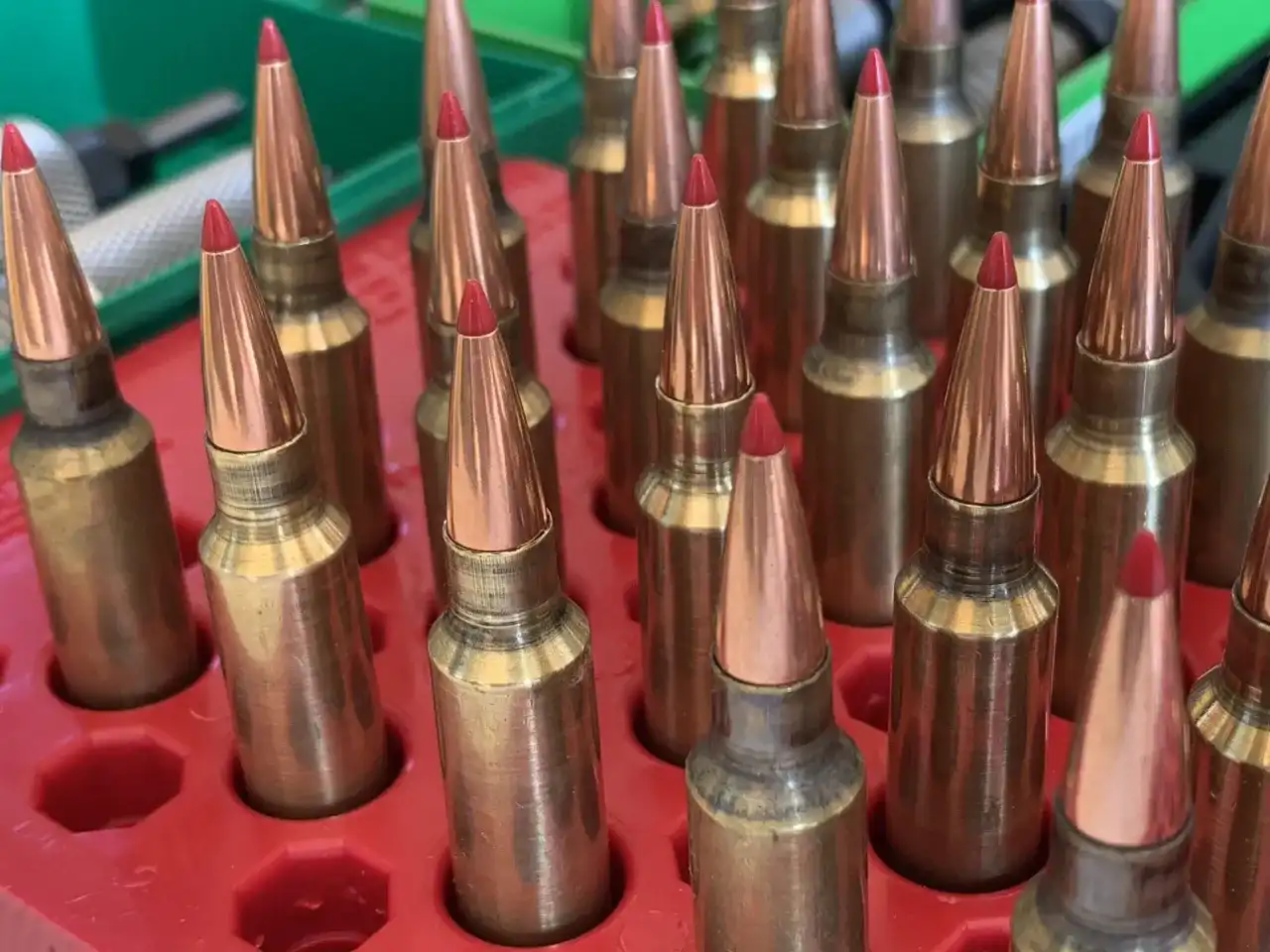 Elaboracja amunicji: Czy myśliwy może sam ją wytwarzać?