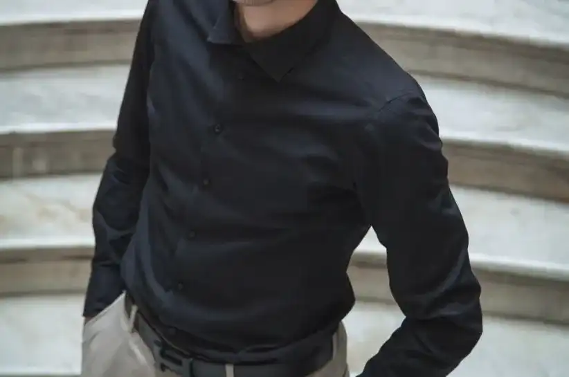 Czarna koszula męska jakie spodnie – najlepsze stylizacje na każdą okazję