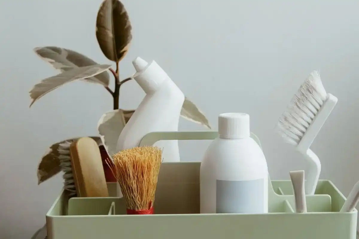 Jak usunąć farbę z płytek? Skuteczne metody krok po kroku