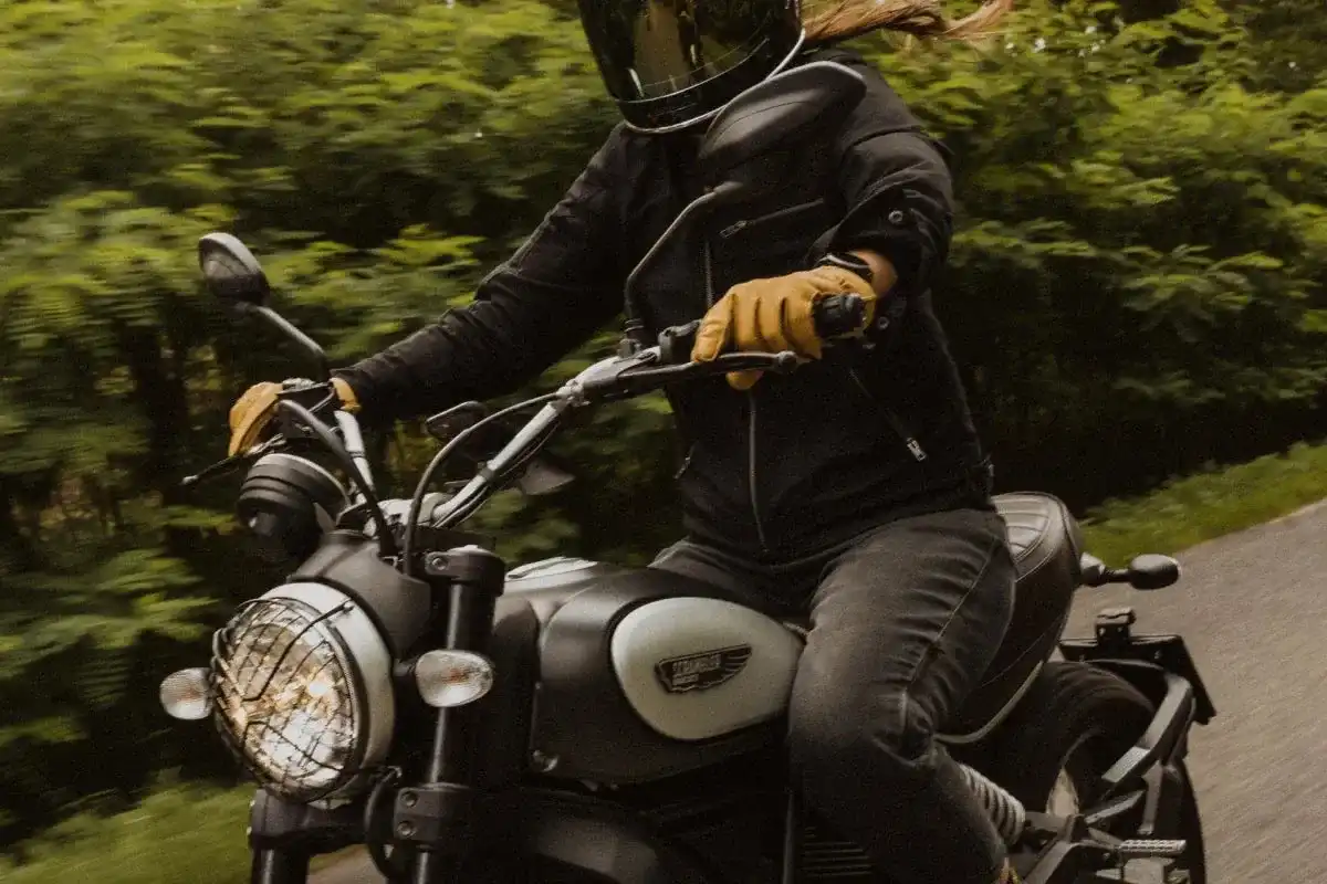 Jak zmieniać biegi w motocyklu? Poradnik krok po kroku