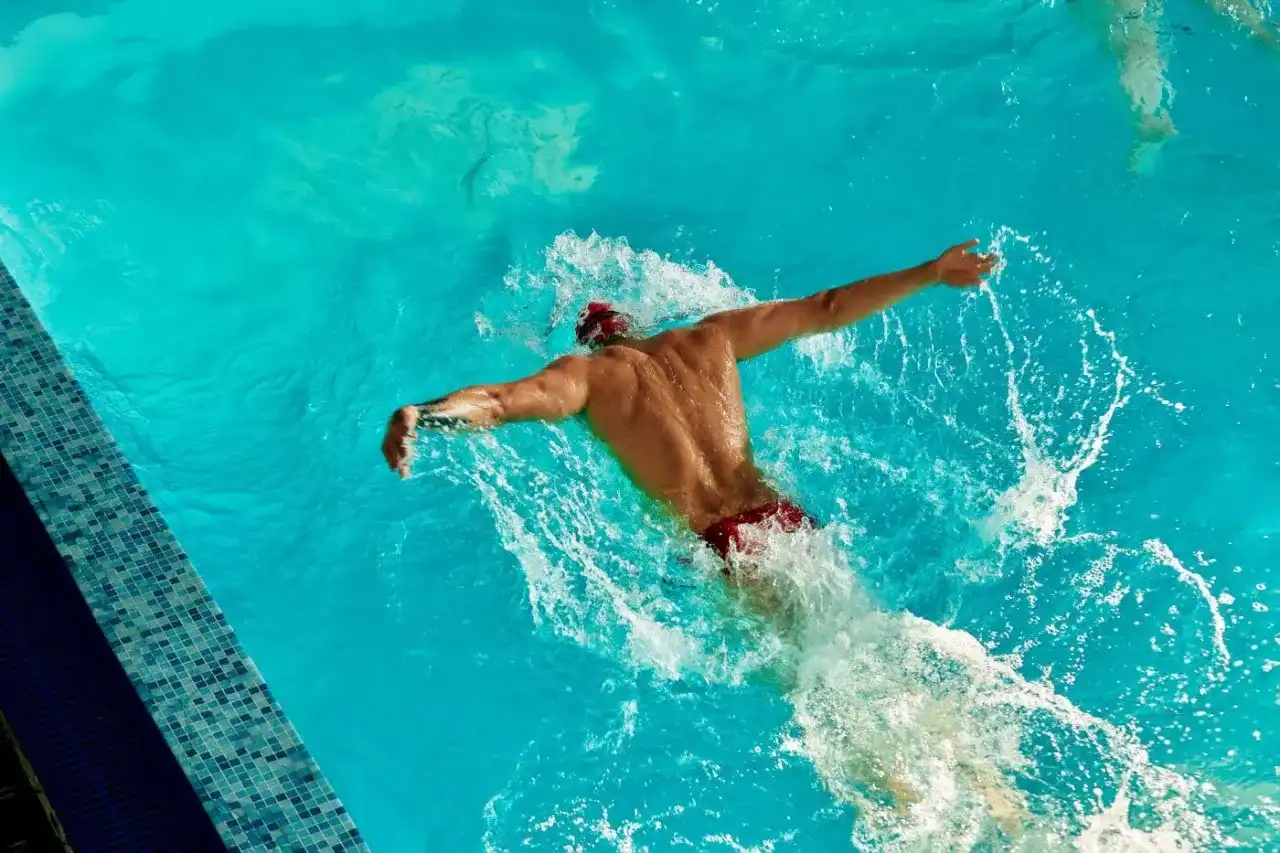 Najszybszy styl pływacki: kraul kontra reszta. Poznaj sekrety prędkości!