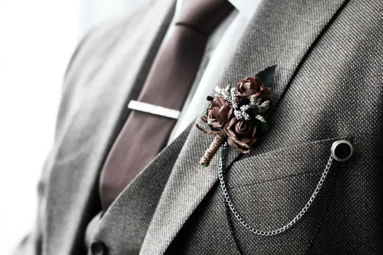 Kwiat w butonierce: Kompletny przewodnik po męskiej elegancji