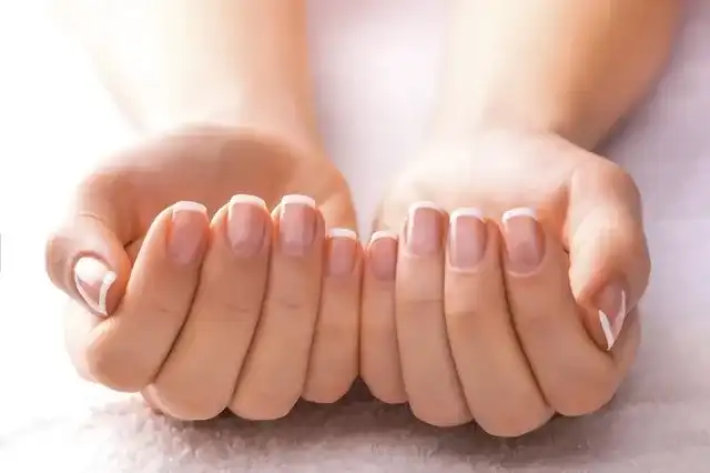 Cienkie paznokcie po hybrydach - Jak zadbać o paznokcie po zdjęciu hybrydy i naprawić uszkodzoną płytke