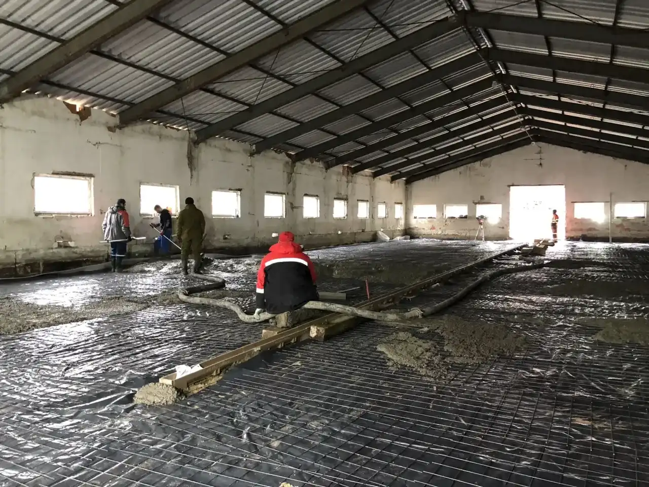 Ile schnie wylewka cementowa? Sprawdź czas i czynniki!