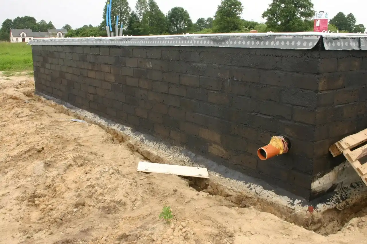 Prawidłowe przejście rury przez fundament - klucz do suchego domu