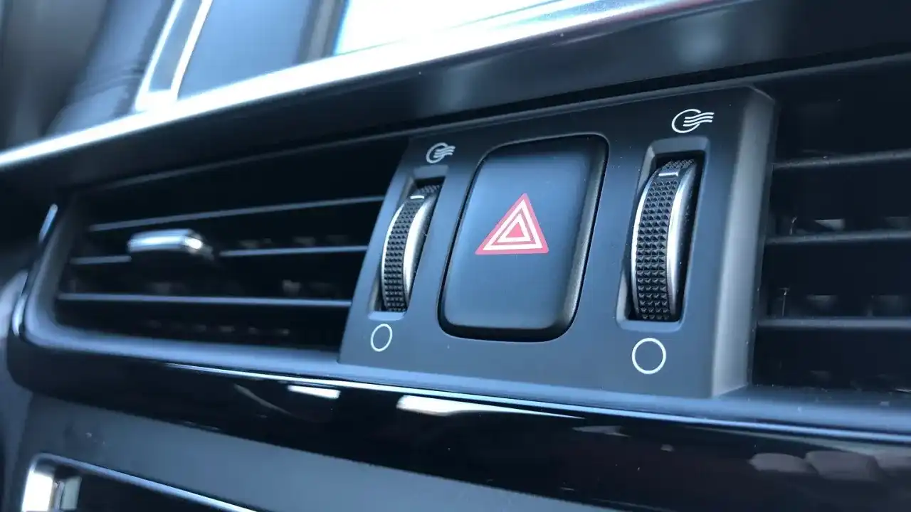 Ile świateł awaryjnych ma auto? Kiedy ich używać i unikać mandatów