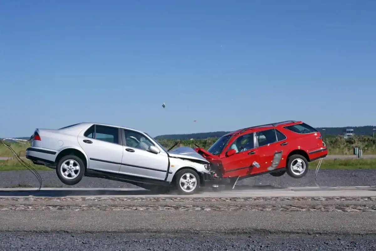 Zderzenie czołowe - Co naprawdę chroni i jak przygotować auto?