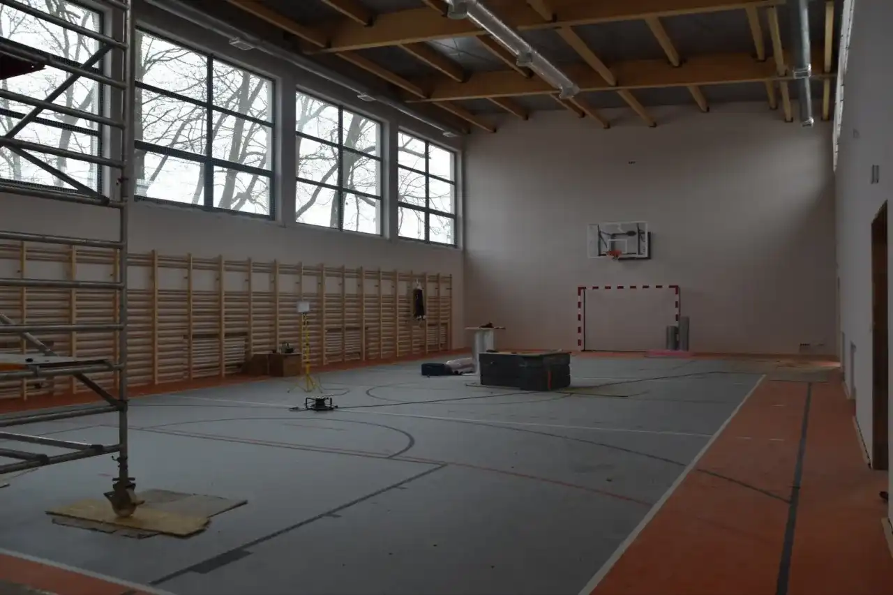 Ile kosztuje hala sportowa? Kalkulacja i koszty budowy w Polsce