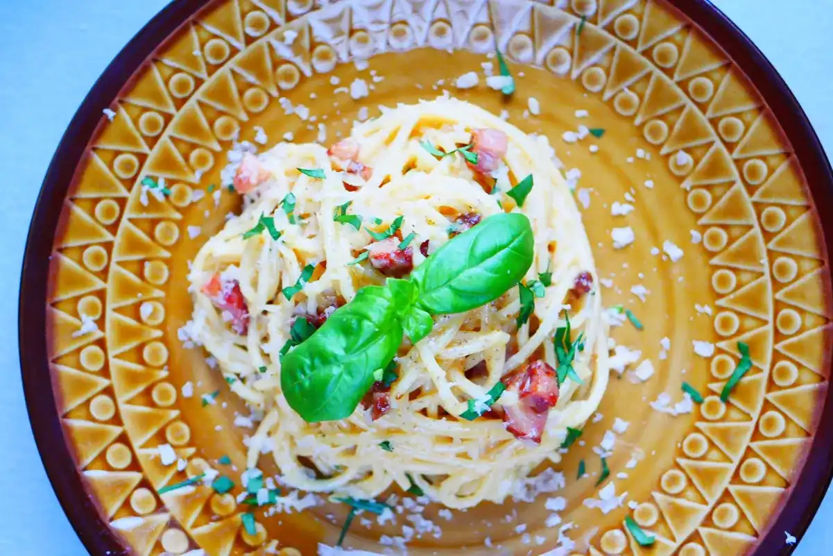 Penne Carbonara: Autentyczny przepis bez śmietany uniknij błędów!