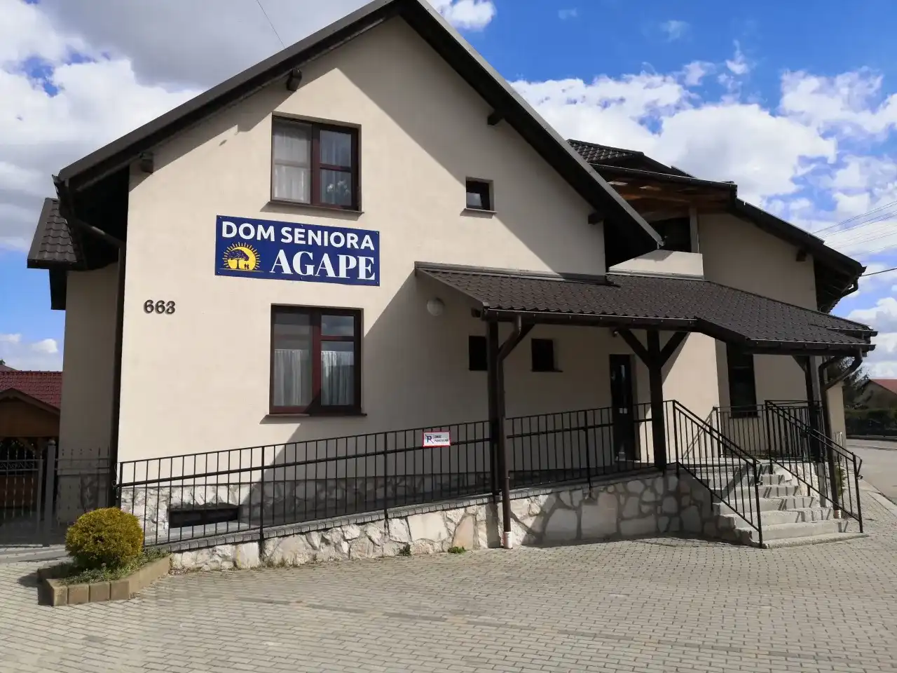 Dom Seniora Familia: Rodzinna atmosfera i pełna opieka