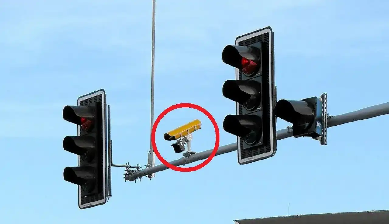Kamery Red Light: Gdzie są, jak działają i ile kosztuje mandat?