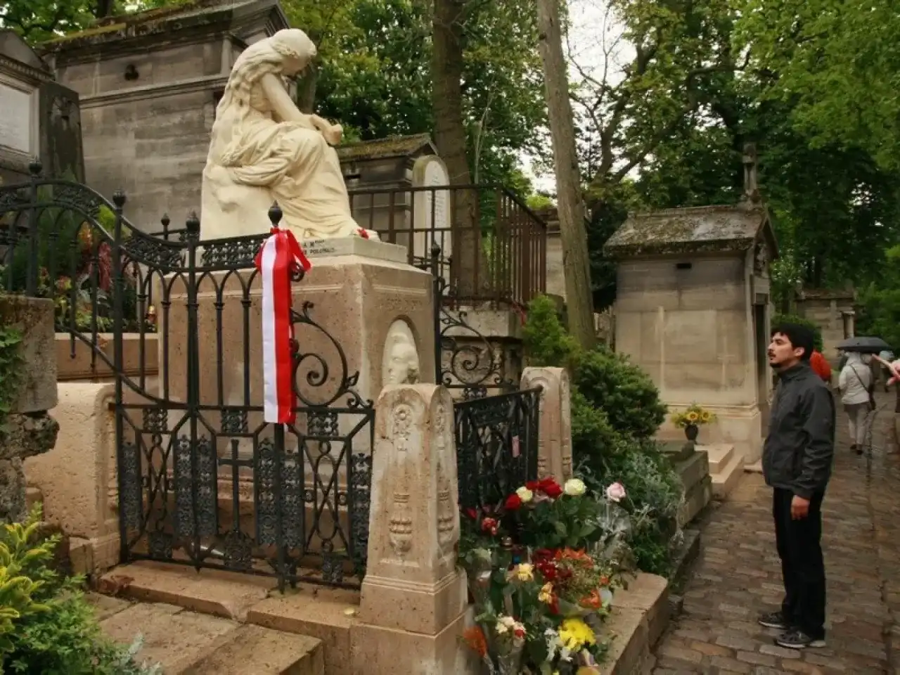 Père-Lachaise: Przewodnik po grobach Chopina, Morrisona i innych