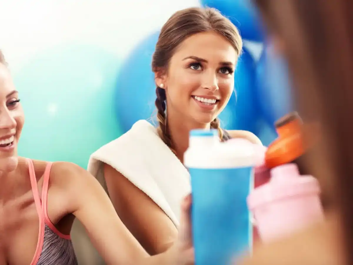 Picie białka bez treningu: czy warto? Fakty i mity