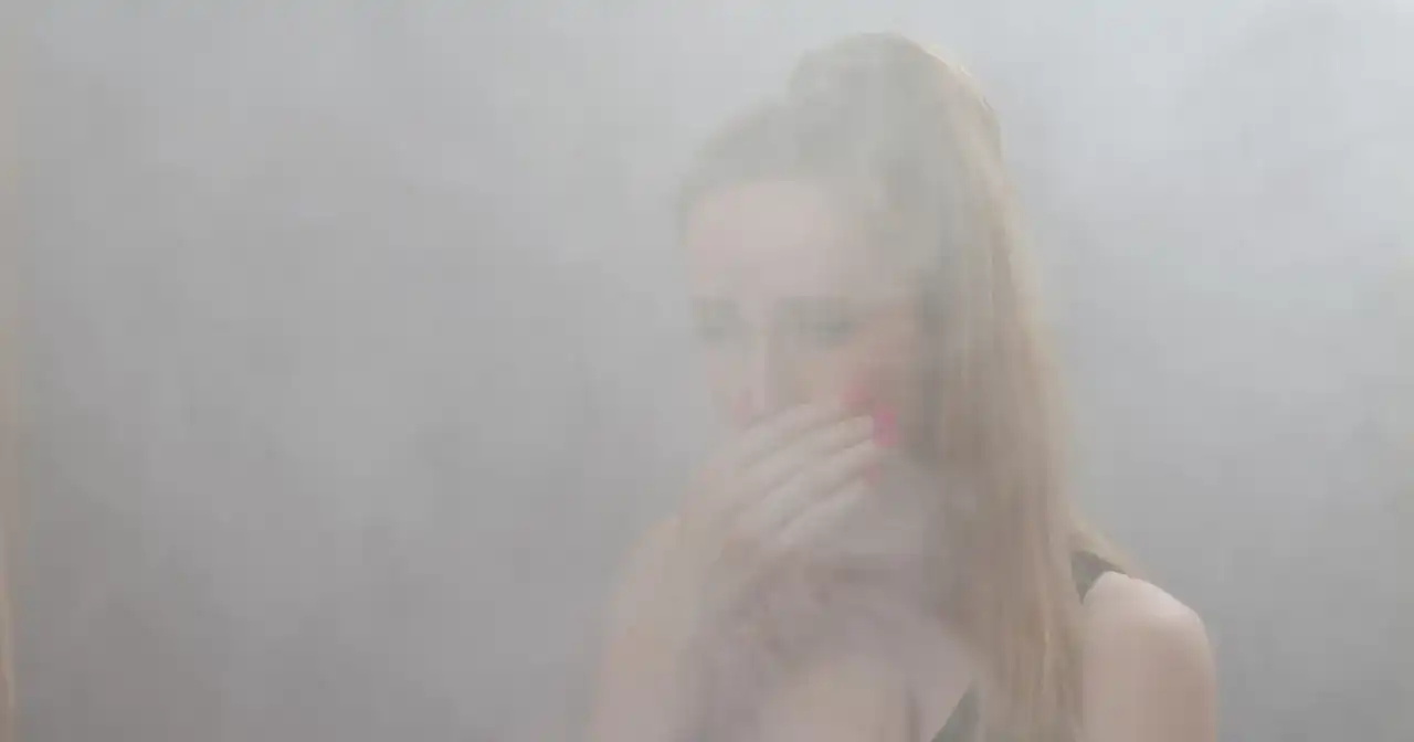 Dym z kominka: Czy grozi Ci zatrucie czadem? Jak się chronić