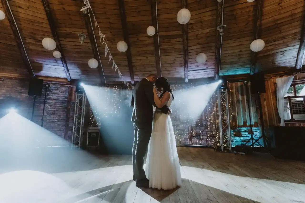 Zdjęcia czy film na wesele? Poradnik i porównanie