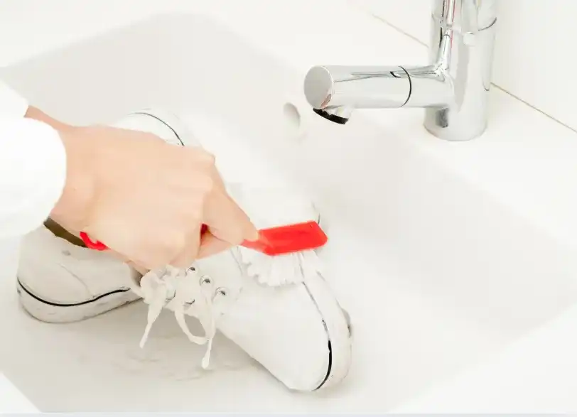 Skuteczne sposoby na czyszczenie butów z siatki bez uszkodzeń