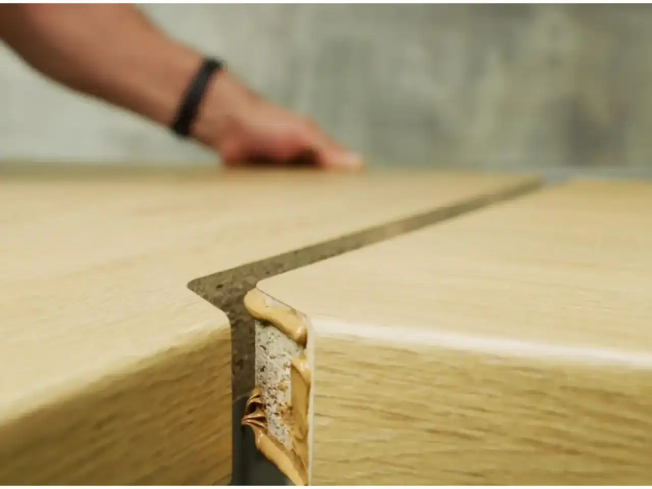 Łączenie blatów śrubami rzymskimi: Instrukcja krok po kroku