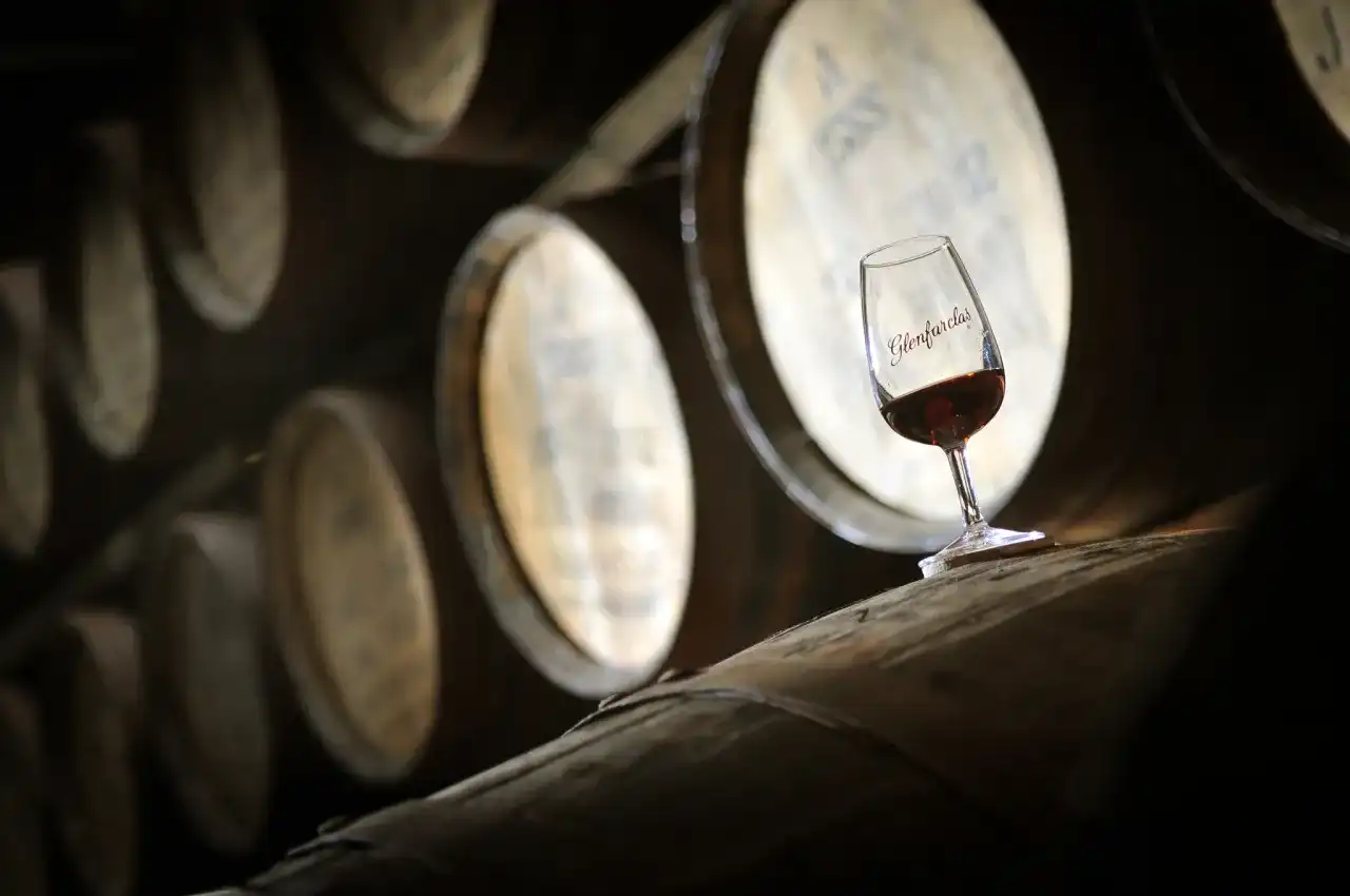 Finiszowanie whisky w beczkach po sherry: sekret smaku