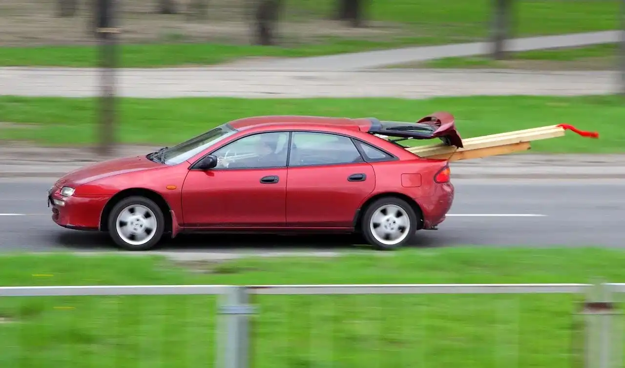 Jazda z otwartym bagażnikiem: czy można? Przepisy i mandaty