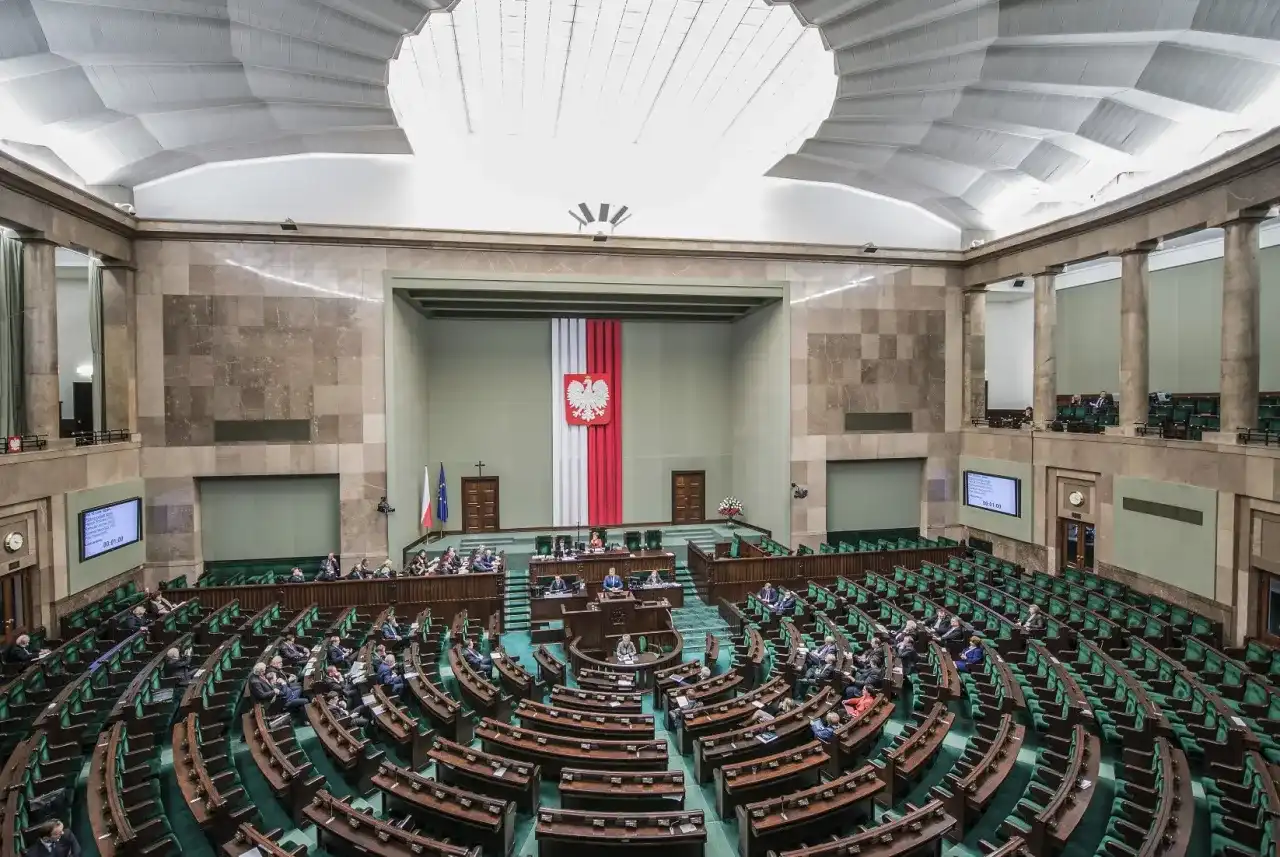 Jak zapisać się do partii politycznej w Polsce? Poradnik
