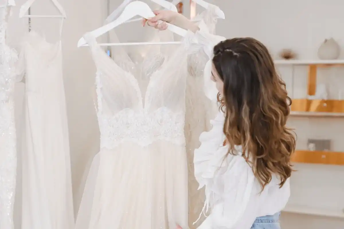 Jak wiązać gorset w sukni ślubnej? Perfekcja krok po kroku