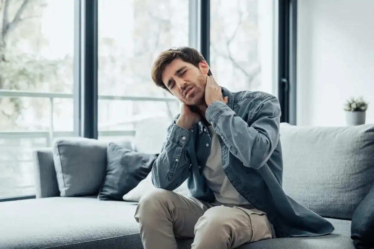 Zablokowana szyja? Kręcz szyi - domowe sposoby na szybką ulgę