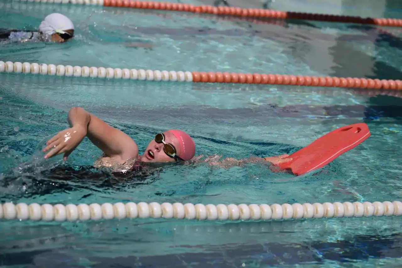 Nauka pływania dla dorosłych: Przewodnik krok po kroku